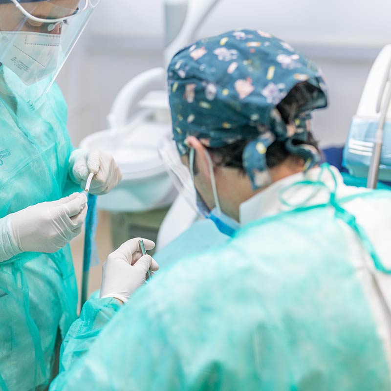Implantes dentales A Coruña - doctor e higienista ponen un implante