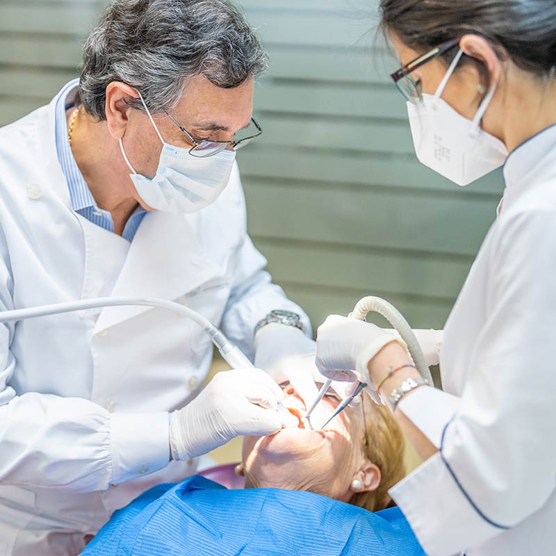 Periodoncia A Coruña - docotor realiza tratamiento de periodoncia a paciente
