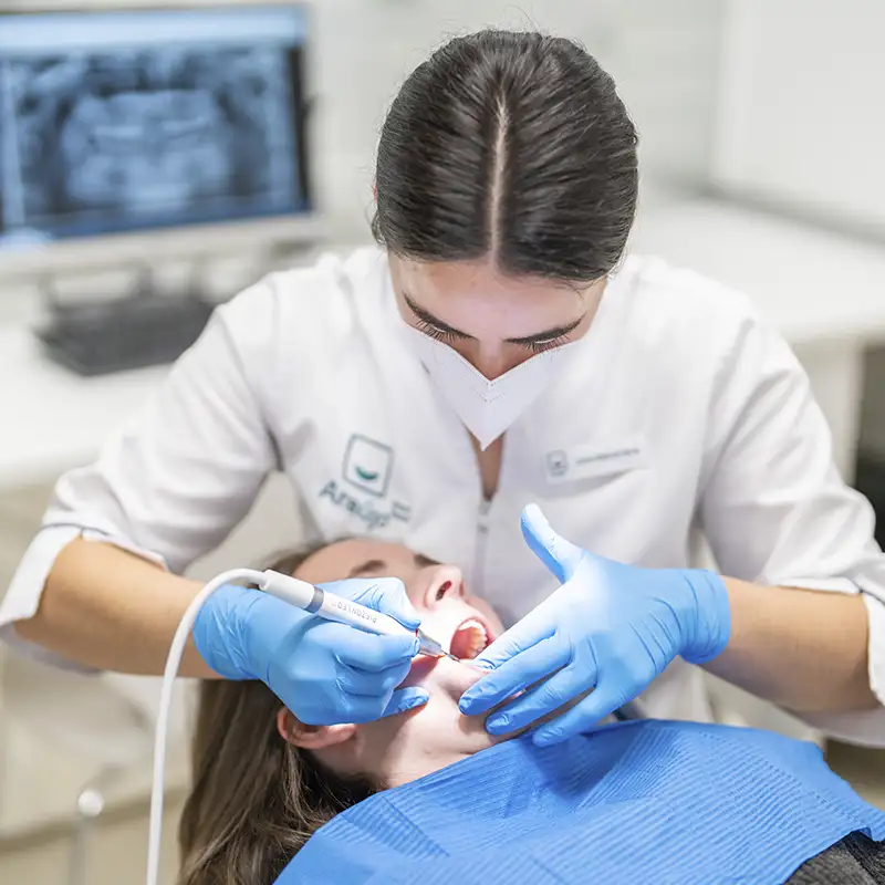 Auxiliar hace revisión dental a paciente